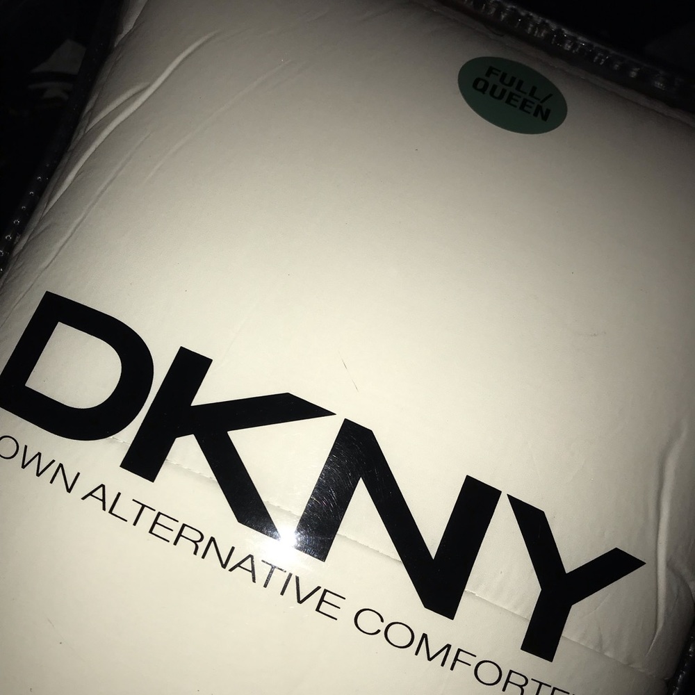 Down alternative comforter